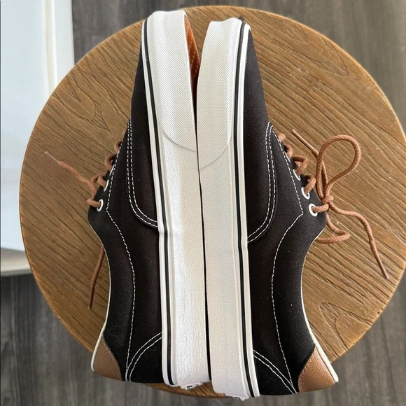 Vans shoes. - Picture 4 of 6